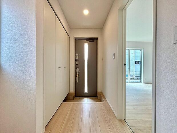 雑多な玄関ではなくスッキリ空間としてお家の顔になるよう設計いたしました。
