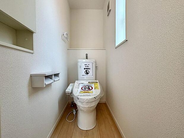 白を基調としたトイレは清潔感あるプライベート空間を演出します。