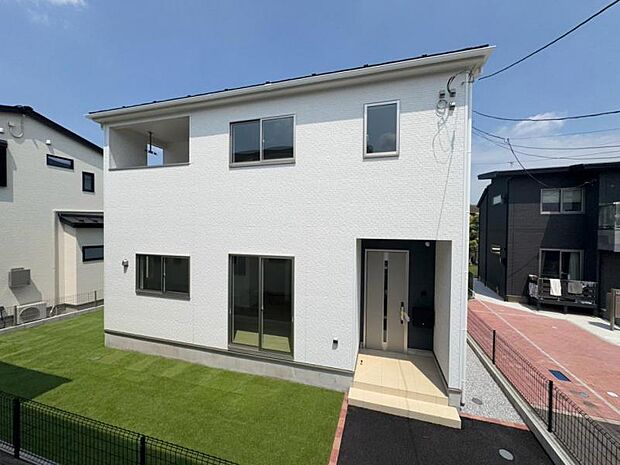 街に溶けこみ美しい景観を生み出すこの邸宅は採光や風通しまで考え抜いて造りあげました。