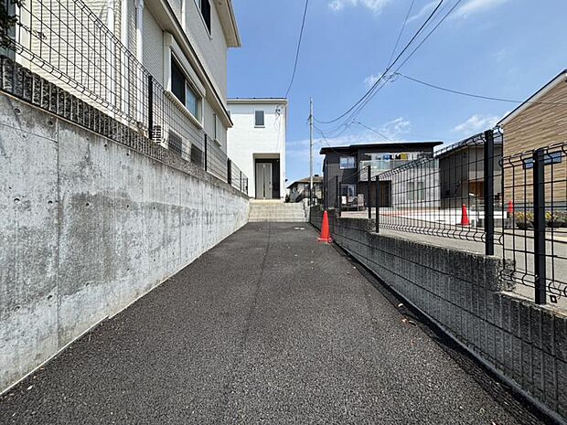 敷地内に設けられた駐車スペース。