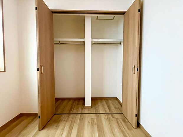 大切なお洋服にしわを付けずにそのまましまうことが出来ます。思い出のお洋服は思い出と一緒に大切に保管しましょう。