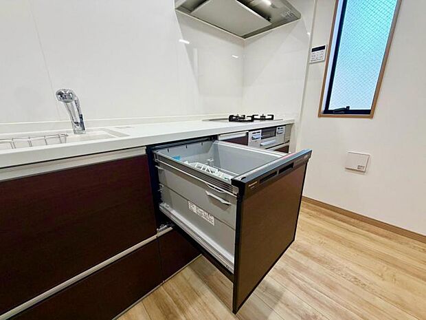 食器洗浄乾燥機を標準装備。作動中は他の家事を並行して進めることができ、家事の時短と負担軽減につながります。高温、高圧水流で洗浄するため、除菌・消臭効果が期待でき、衛生面での安心感が高まります。また、手