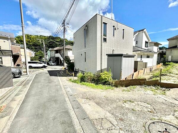 幅員のある道路で、車の出入りもスムーズに行えます。