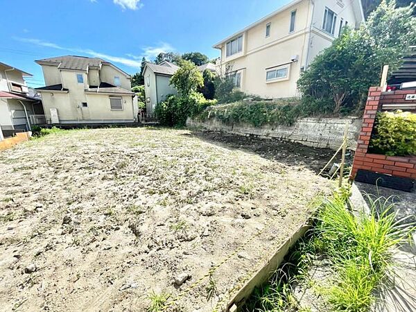 静かな住宅街に位置し、落ち着いた住環境が魅力です。