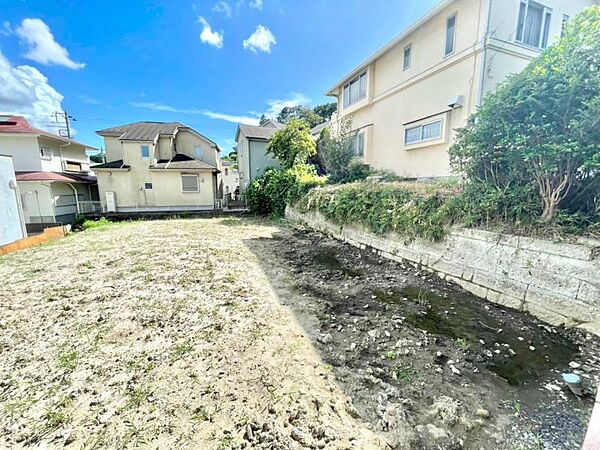 静かな住宅街に位置し、落ち着いた住環境が魅力です。