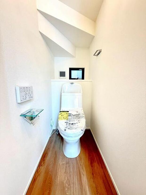 ウォシュレット付き清潔感の溢れるトイレです。落ち着いた空間で安らぎのひとときをお過ごし頂けます。(2か所あります)