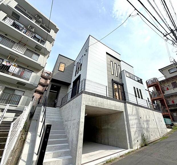 横浜線「大口」駅徒歩12分 近くに神の木公園があり豊かな緑に彩られ生活に便利な設備・仕様を揃えた快適住宅です。