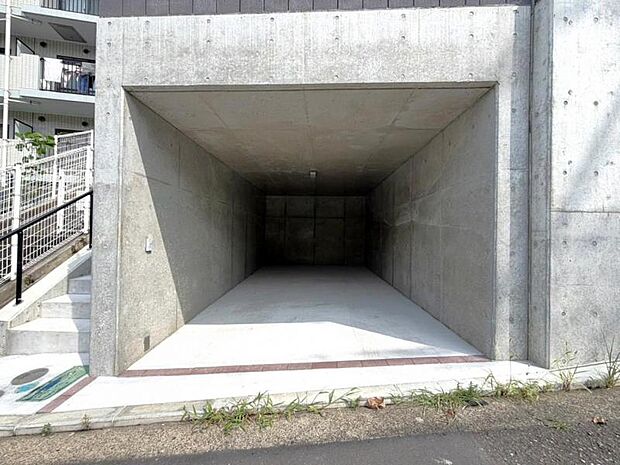 敷地内に設けられた駐車スペース。小さなお子様も安心・安全の乗り降りが出来ますね。