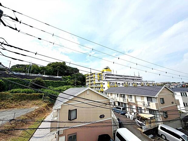 ほっと一息つきたい時に望むこの眺望。リラックスできる空間になりますね。