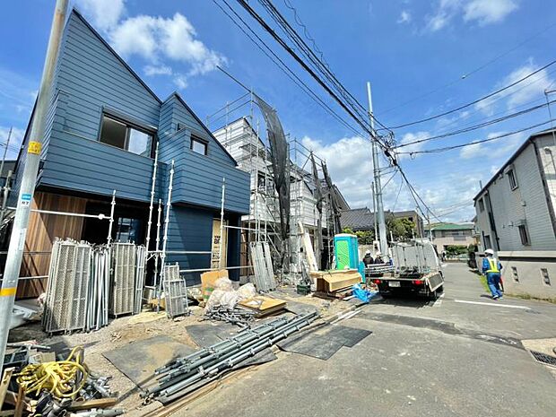 前面道路は整備されており、落ち着いた住宅街に位置しています。