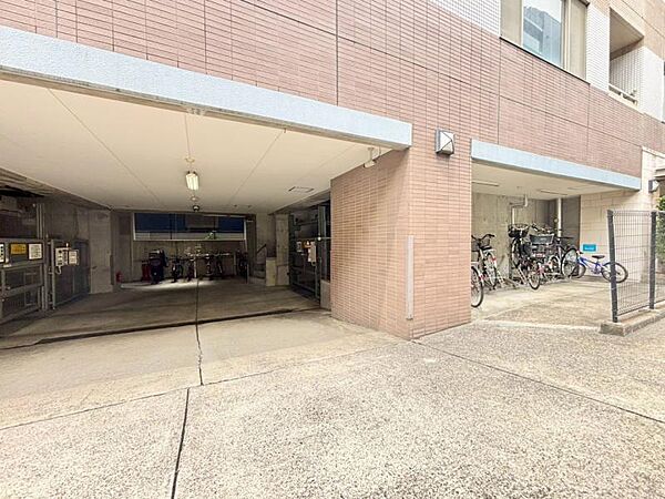 屋根がついた駐輪場、自転車も濡れにくいです。