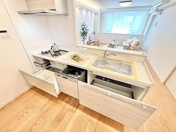 キッチンは、ご家族との会話が楽しめる対面タイプを採用。リビングで遊ぶお子様の様子をうかがいながらお料理もできます。頭上に棚のないオープンタイプなら開放感もいっぱい。