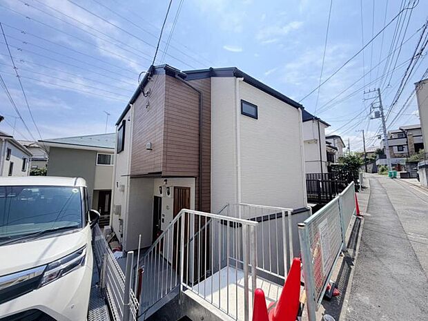 街に溶けこみ美しい景観を生み出すこの邸宅は、採光や風通しまで考え抜いて造りあげました。