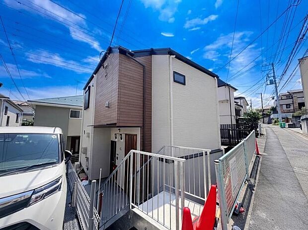 街に溶けこみ美しい景観を生み出すこの邸宅は、採光や風通しまで考え抜いて造りあげました。