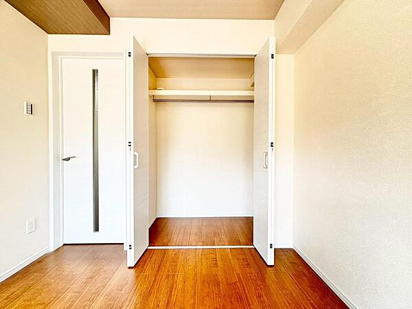 使い勝手の良い収納が豊富で、物が多くてもスッキリ片付けられます。