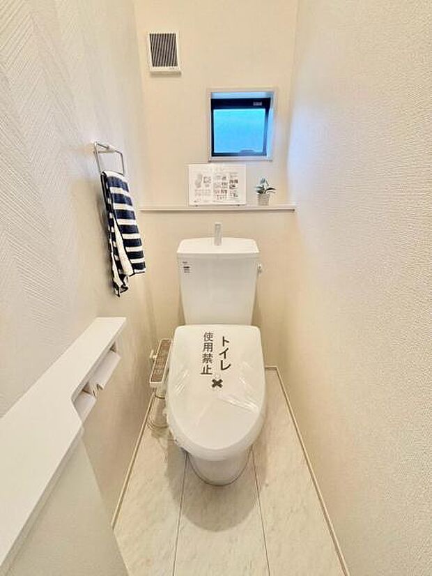■トイレ■ 毎日使う場所だからこそ、使い勝手を考慮しました。白を基調に、飽きのこない空間は質感豊かな仕上がりとなっております。