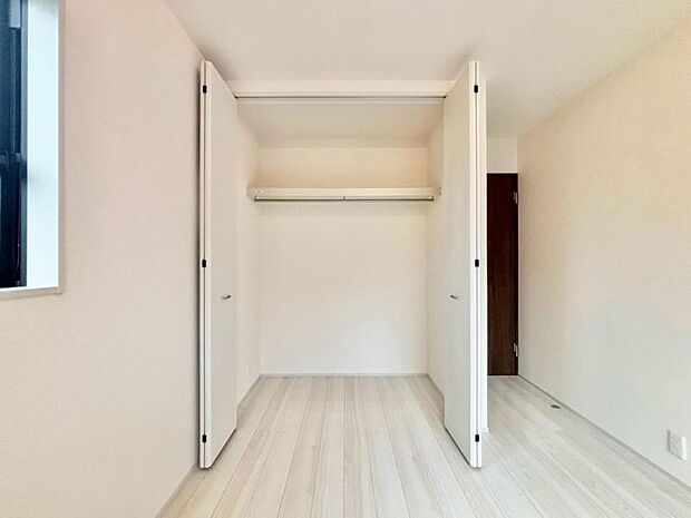 ■5.7帖洋室収納■ 独立性を高めたお部屋。たっぷりの収納も配備しており、片付いた空間を実現できそうです。