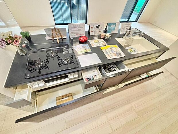 ■キッチン■ キッチンはご家族との会話が楽しめる対面カウンタータイプを採用。リビングのご家族の様子をうかがいながらお料理もできます。