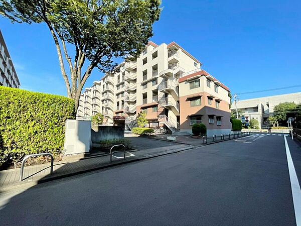 落ち着いた色合いで、周囲の街並みに馴染む外観です。