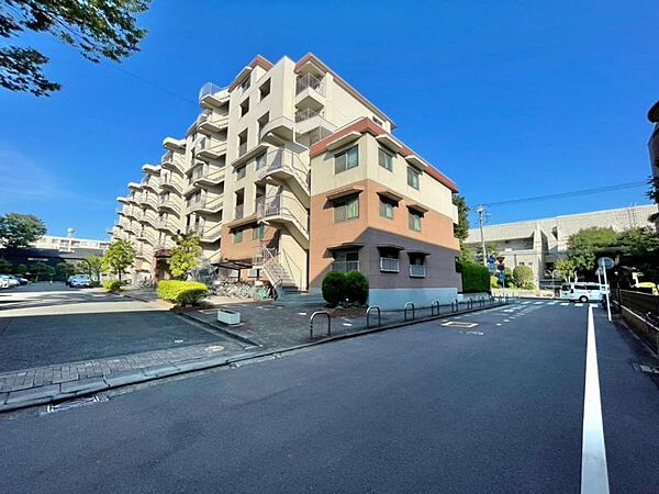 静かな住宅街で落ち着いた住環境が魅力です。