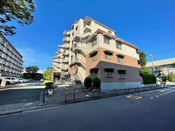 静かな住宅街で落ち着いた住環境が魅力です。