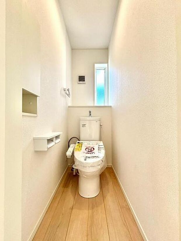 白を基調としたトイレは清潔感あるプライベート空間を演出します。