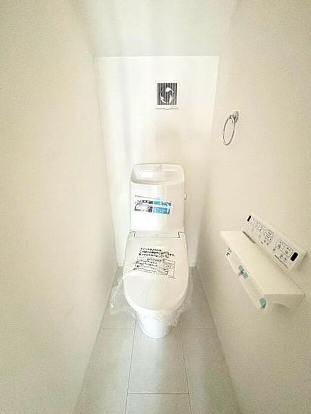 広々としたトイレ空間で、圧迫感を感じることなく快適に使用できます。