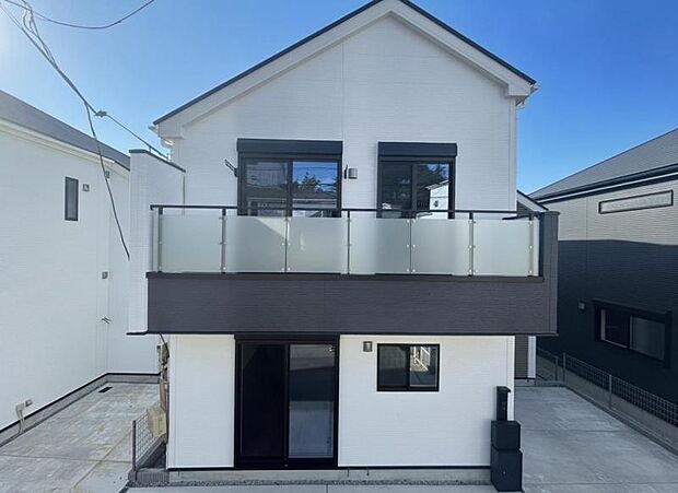 窓からたっぷりと陽光が注がれる明るい住まい。ご家族の成長に合わせてお住まい頂ける仕様の間取り。