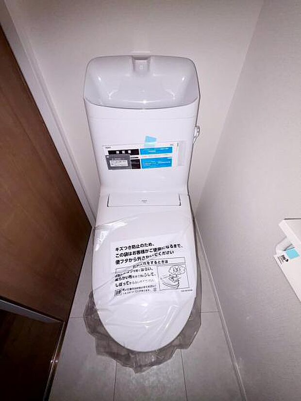 広々としたトイレ空間で、圧迫感を感じることなく快適に使用できます。