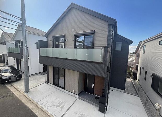 窓からたっぷりと陽光が注がれる明るい住まい。ご家族の成長に合わせてお住まい頂ける仕様の間取り。