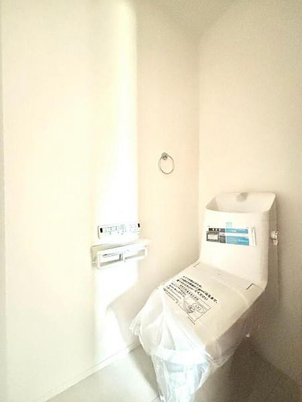 広々としたトイレ空間で、圧迫感を感じることなく快適に使用できます。