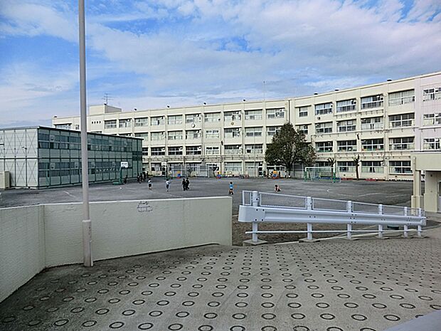 横浜市立本宿小学校 670m