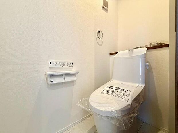 白を基調としたトイレは清潔感あるプライベート空間を演出します。