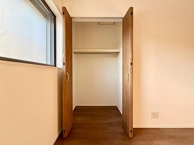クローゼットには棚やハンガーパイプが備えられているので、大切なお洋服にしわを付けずにそのまましまうことが出来ます。