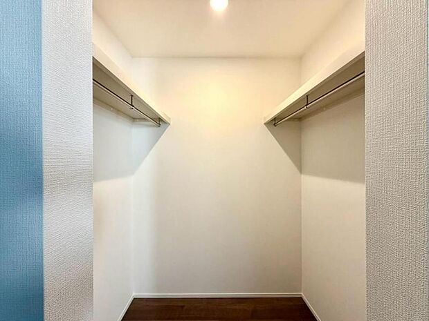 収納力の高いウォークインクローゼット。衣類はもちろん、バッグやアクセサリーなどをまとめて収納できます。かさばる季節ものなどの収納にも便利です。