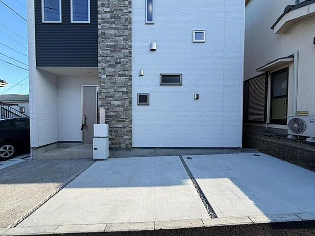 玄関につながる駐車スペースなので重い荷物の出し入れの負担を最小限に抑えられます。