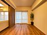 室内：日々の疲れを癒してくれる主寝室。自由度が高いので家具のレイアウトでお好みの空間を創りだせます。