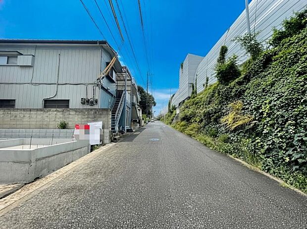 完成前の状態をご覧頂くことで、隣接した環境をしっかりとご確認頂けます。現地外観写真(2026.9.4撮影)