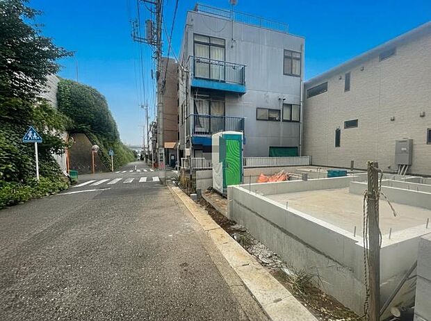 現地の状態をご覧いただくことで、隣接した環境をしっかりとご確認いただけます。現地外観写真(2026.9.4撮影)