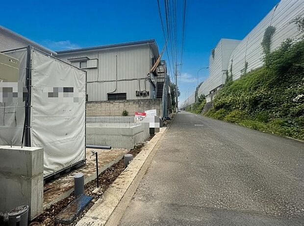 前面道路は車通りの少ない道です。小さなお子様も安心してお過ごしいただけます。現地外観写真(2026.9.4撮影)