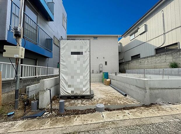 完成前の状態をご覧頂くことで、隣接した環境をしっかりとご確認頂けます。現地外観写真(2026.9.4撮影)