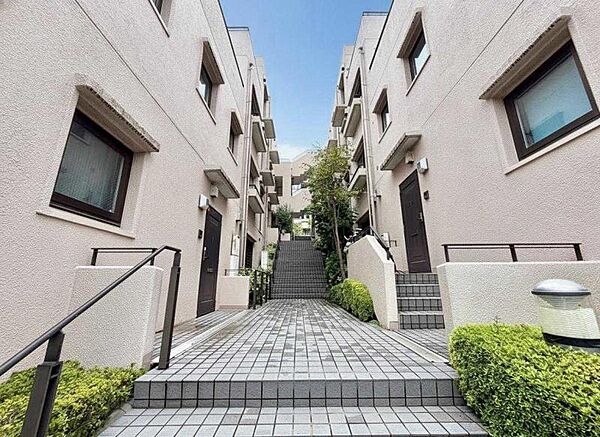 窓からたっぷりと陽光が注がれる明るい空間。家族の成長に対応できる永住仕様の間取り。