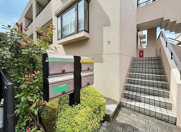 郵便受け。街に溶けこみ美しい景観を生み出すこの邸宅は採光や風通しまで考え抜いて造りあげました。