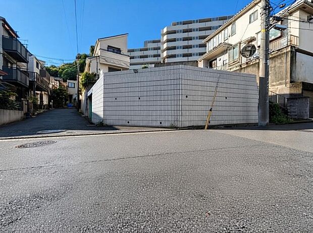 前面道路は整備されており、落ち着いた住宅街に位置しています。（2026.9.10撮影）