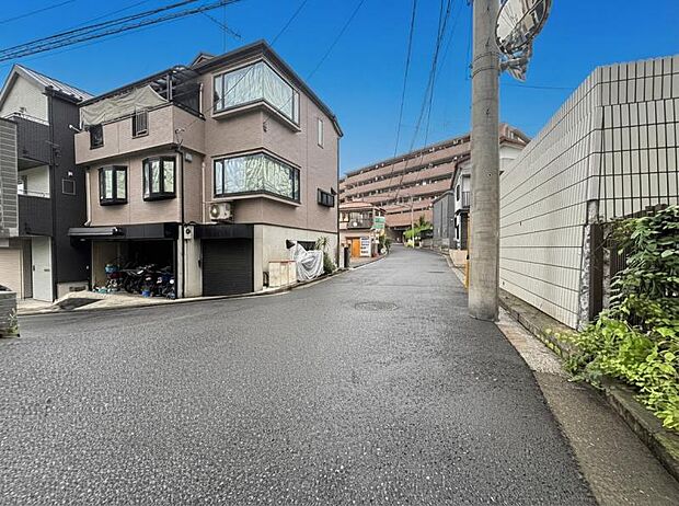 幅員のある道路で、車の出入りもスムーズに行えます。（2026.9.10撮影）