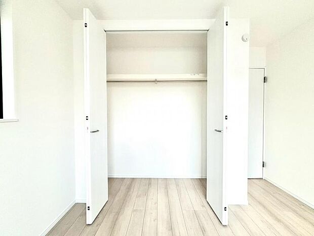 大切なお洋服にしわを付けずにそのまましまうことが出来ます。思い出のお洋服は思い出と一緒に大切に保管しましょう。
