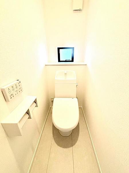 トイレが2か所あることで、忙しい朝にトイレの順番待ちが減る。夜中も階段を使わずにすむ。来客時にプライバシーが守れる。家族構成が変わっても柔軟に対応できる。など、利便性が向上します。
