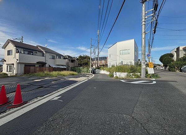 前面道路です。毎日のお車の出し入れもストレスなく行えます。