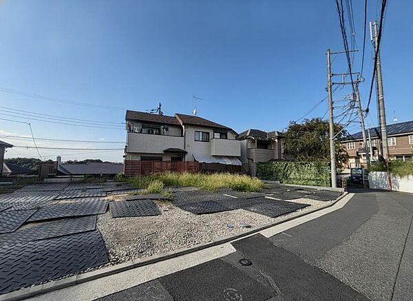 幅員のある道路で、車の出入りもスムーズに行えます。