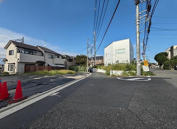 前面道路は整備されており、落ち着いた住宅街に位置しています。